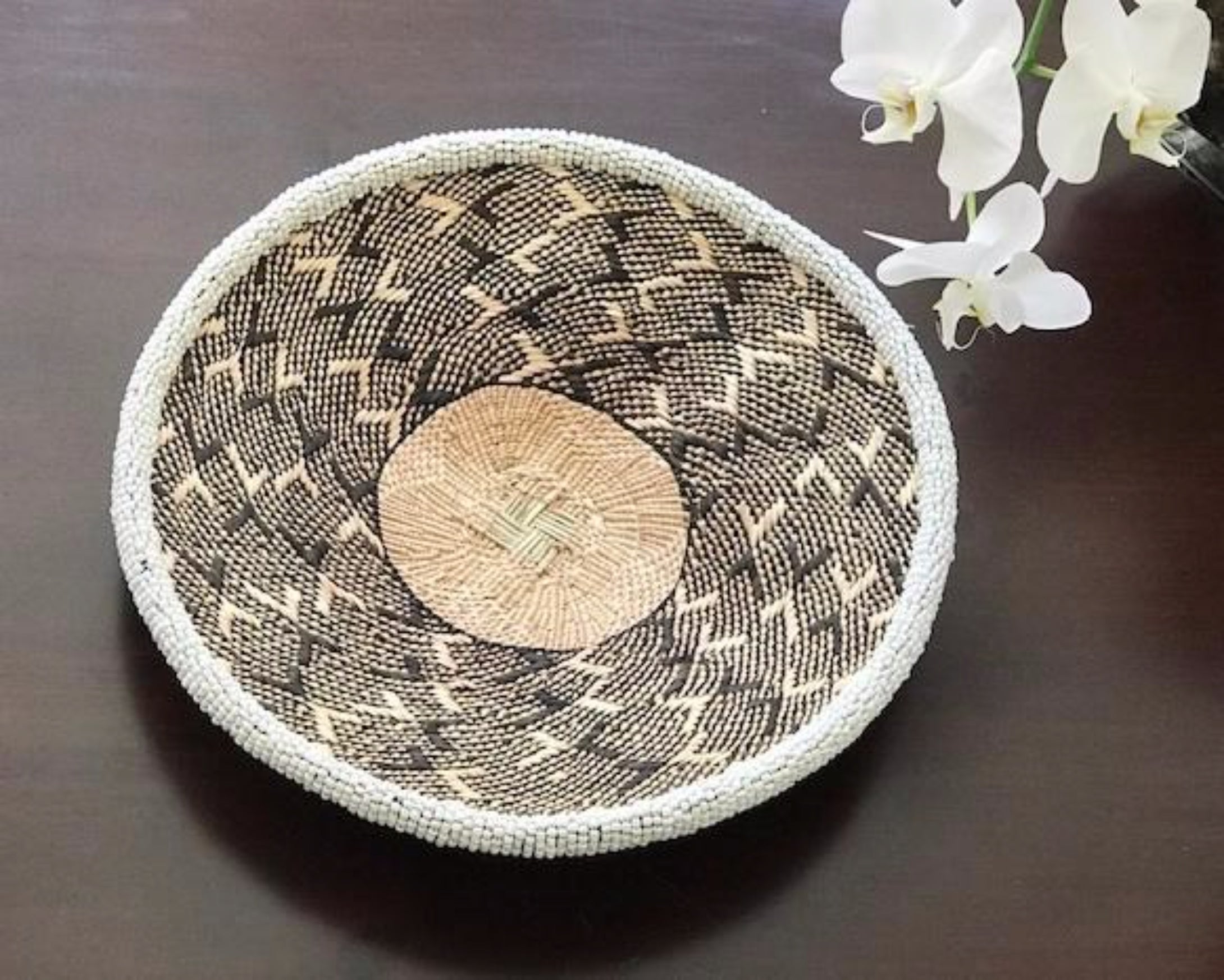 INGANE WHITE BEADED BASKET - ARROWS